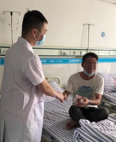 「成都癲癇病醫(yī)院」喜迎中秋，成都神康癲癇醫(yī)院為患者送月餅送祝福，醫(yī)患同樂暖人心!