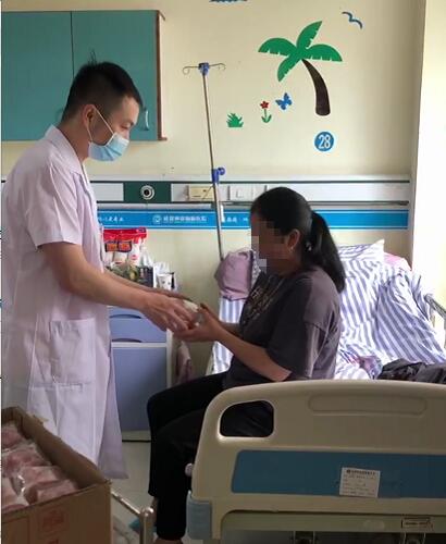 「成都癲癇病醫(yī)院」喜迎中秋，成都神康癲癇醫(yī)院為患者送月餅送祝福，醫(yī)患同樂暖人心!