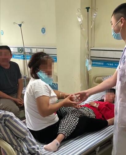 「成都癲癇病醫(yī)院」喜迎中秋，成都神康癲癇醫(yī)院為患者送月餅送祝福，醫(yī)患同樂暖人心!