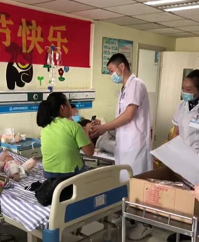 「成都癲癇病醫(yī)院」喜迎中秋，成都神康癲癇醫(yī)院為患者送月餅送祝福，醫(yī)患同樂暖人心!